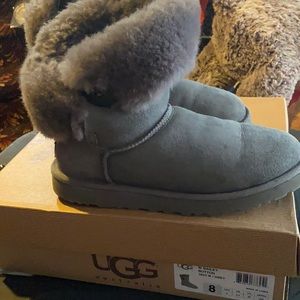 Ugg w/ Bailey button 8